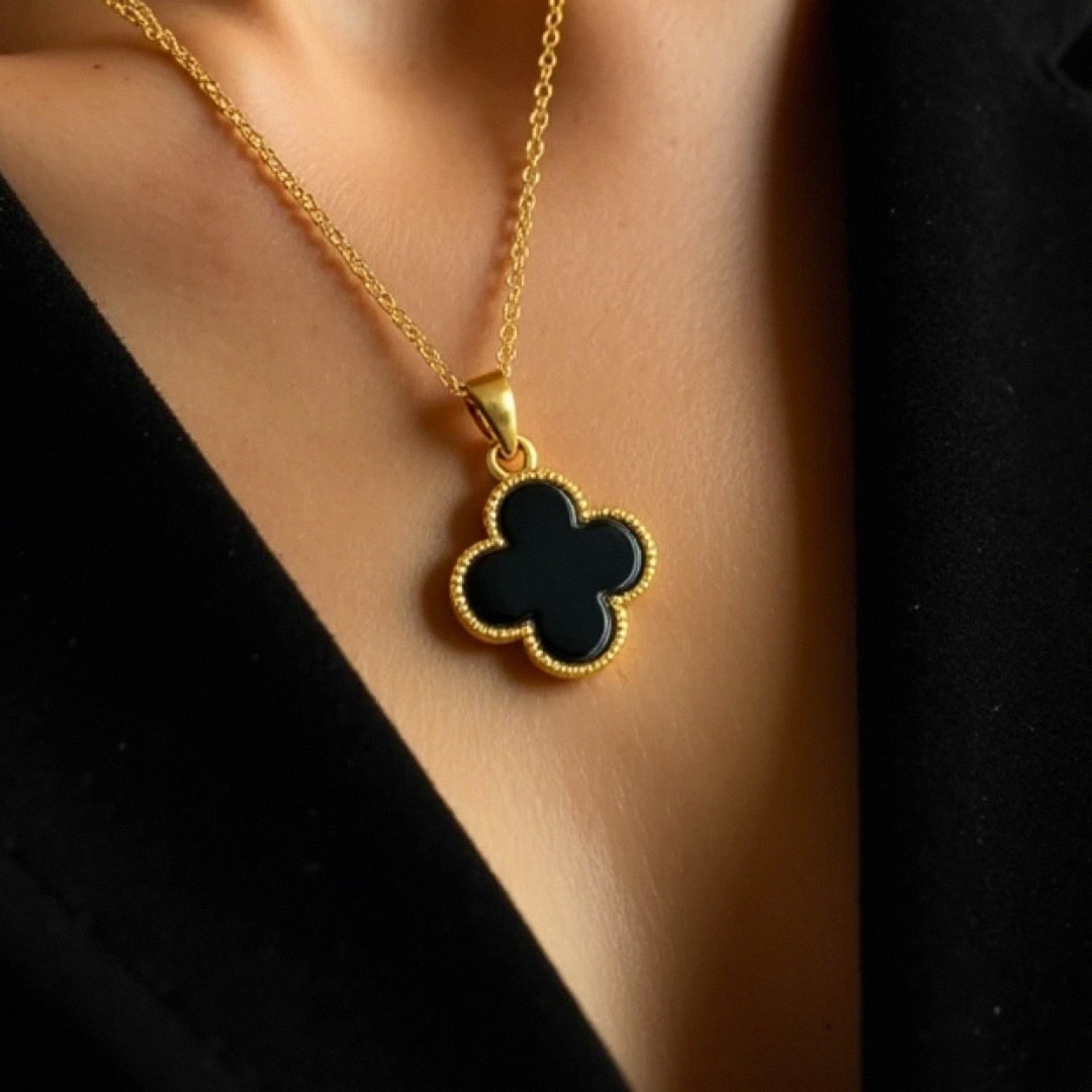 Trèfle Chance Necklace in Mother of Pearl or Onyx