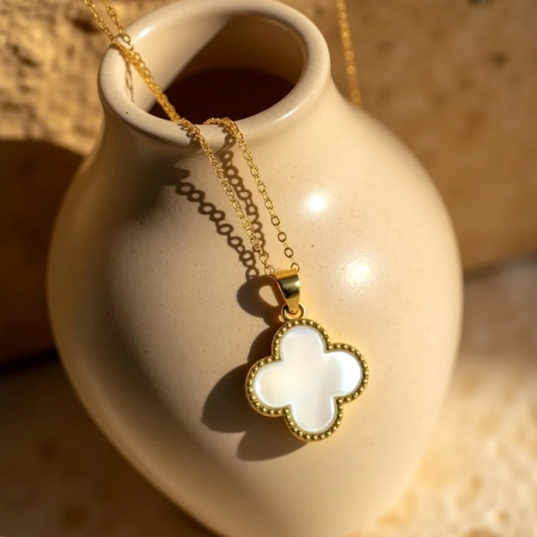 Trèfle Chance Necklace in Mother of Pearl or Onyx