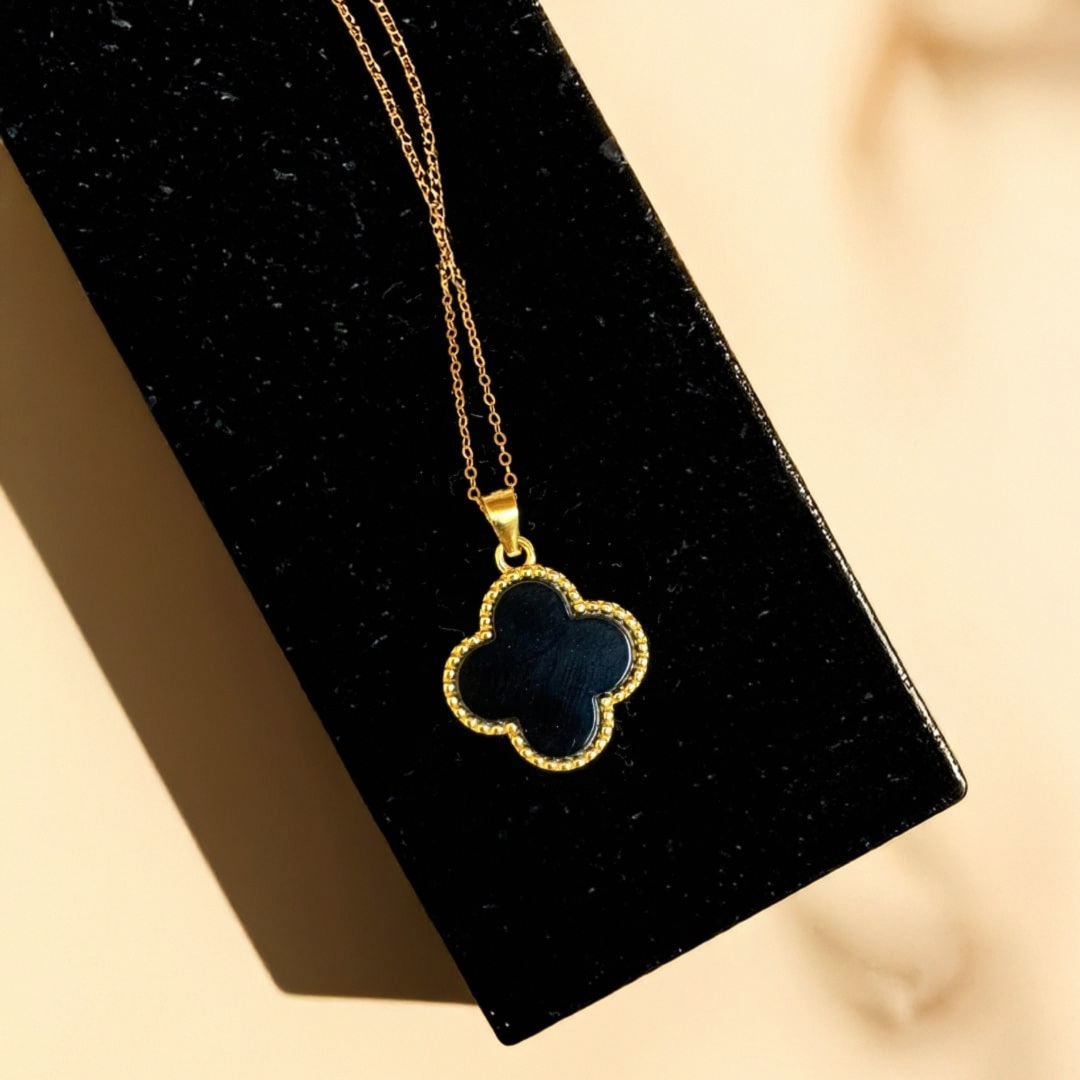 Trèfle Chance Necklace in Mother of Pearl or Onyx