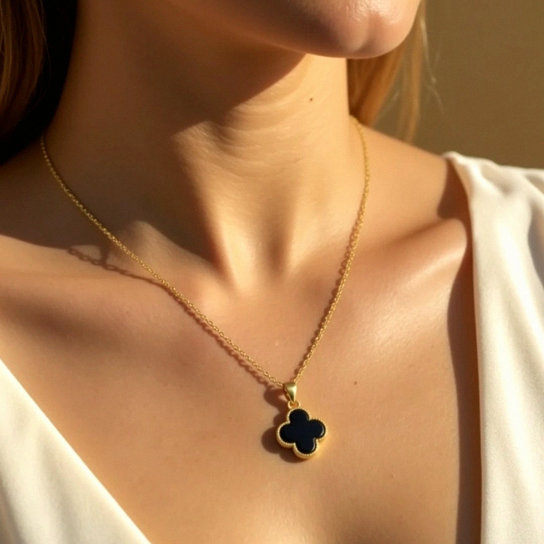 Trèfle Chance Necklace in Mother of Pearl or Onyx